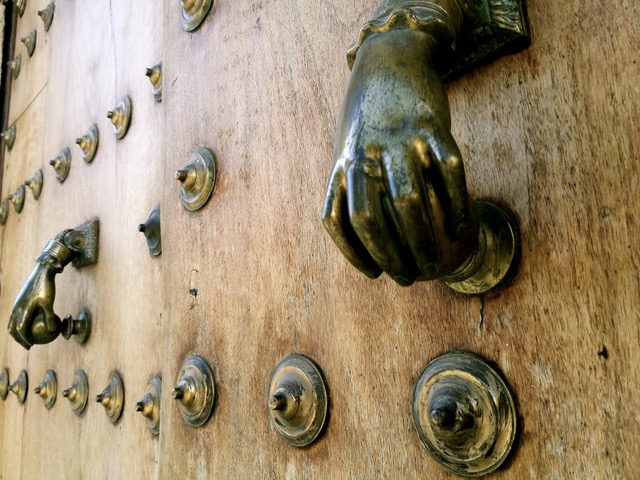 Doorknocker, Casco Histórico. Photo © snobb.net